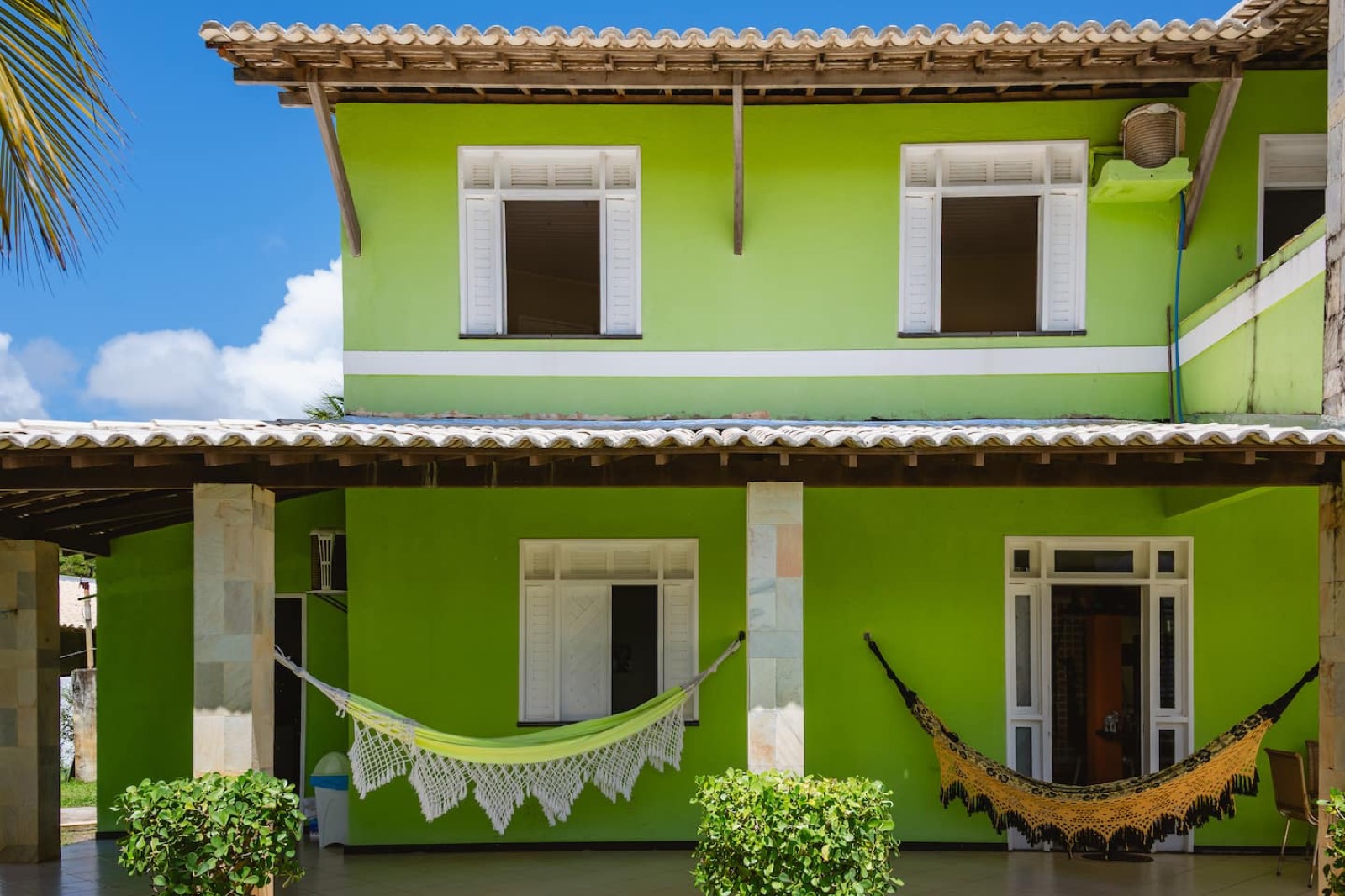 Fachada da casa com redes na varanda